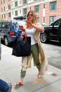 Jennifer Aniston feet photo thumbnail