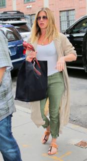Jennifer Aniston feet photo thumbnail
