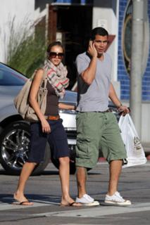 Jessica Alba feet photo thumbnail