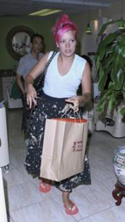 Lily Allen feet photo thumbnail