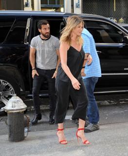 Jennifer Aniston feet photo thumbnail
