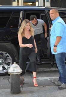 Jennifer Aniston feet photo thumbnail