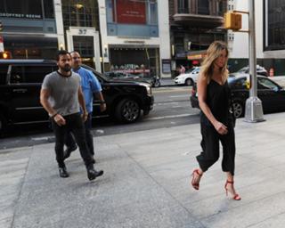 Jennifer Aniston feet photo thumbnail