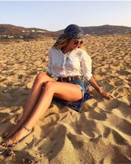 Athina Oikonomakou feet photo thumbnail