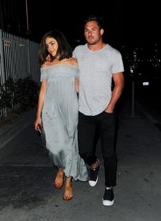 Olivia Culpo feet photo thumbnail