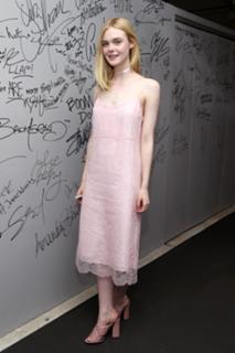 Elle Fanning feet photo thumbnail