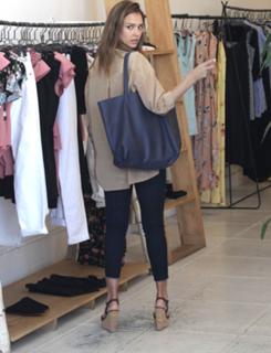 Jessica Alba feet photo thumbnail