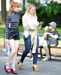 Hilary Duff feet photo thumbnail