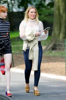 Hilary Duff feet photo thumbnail