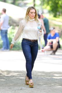 Hilary Duff feet photo thumbnail