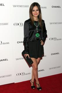 Rachel Bilson feet photo thumbnail
