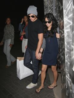 Vanessa Hudgens feet photo thumbnail