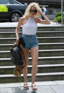 Pixie Lott feet photo thumbnail