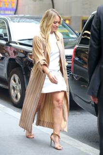 Hilary Duff feet photo thumbnail