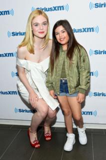 Elle Fanning feet photo thumbnail