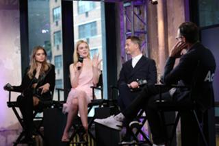 Elle Fanning feet photo thumbnail