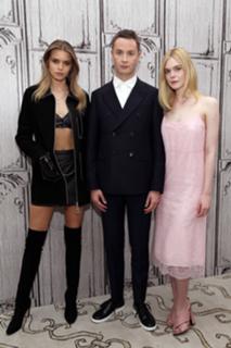 Elle Fanning feet photo thumbnail