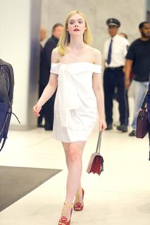 Elle Fanning feet photo thumbnail