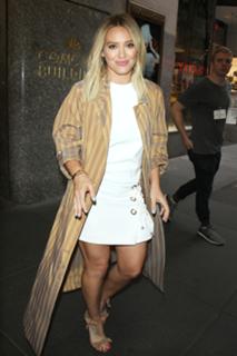 Hilary Duff feet photo thumbnail