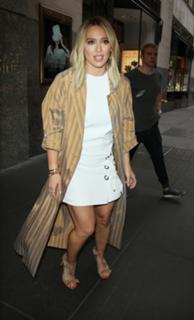 Hilary Duff feet photo thumbnail