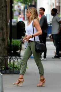 Jennifer Aniston feet photo thumbnail