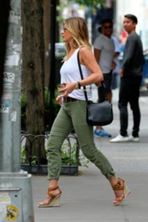 Jennifer Aniston feet photo thumbnail