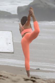 Lea Michele feet photo thumbnail