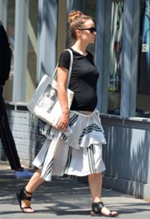 Olivia Wilde feet photo thumbnail