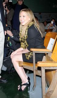 Hilary Duff feet photo thumbnail
