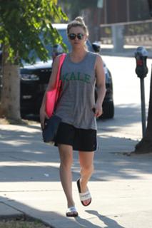 Kaley Cuoco feet photo thumbnail