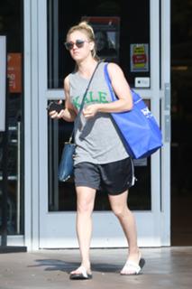 Kaley Cuoco feet photo thumbnail