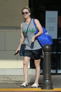 Kaley Cuoco feet photo thumbnail