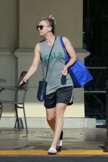 Kaley Cuoco feet photo thumbnail