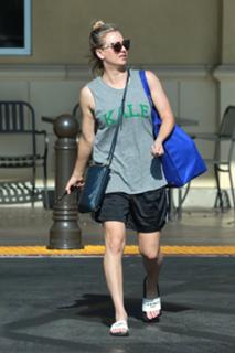 Kaley Cuoco feet photo thumbnail