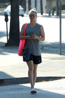Kaley Cuoco feet photo thumbnail