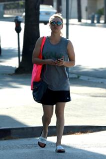 Kaley Cuoco feet photo thumbnail