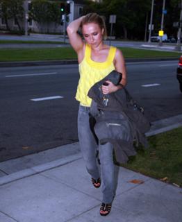 Hayden Panettiere feet photo thumbnail