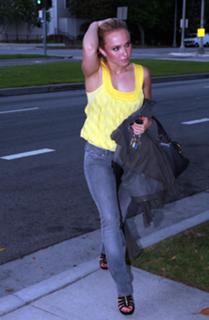 Hayden Panettiere feet photo thumbnail
