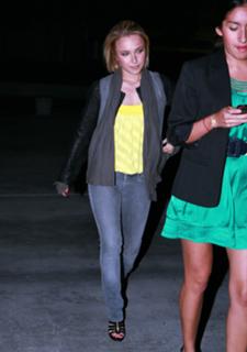 Hayden Panettiere feet photo thumbnail