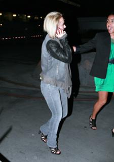 Hayden Panettiere feet photo thumbnail