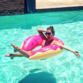 Lea Michele feet photo thumbnail