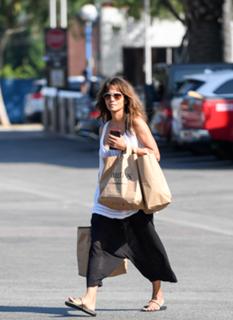 Halle Berry feet photo thumbnail