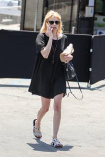 Emma Roberts feet photo thumbnail
