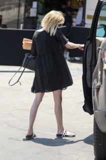 Emma Roberts feet photo thumbnail