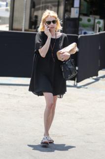 Emma Roberts feet photo thumbnail