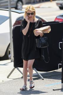 Emma Roberts feet photo thumbnail