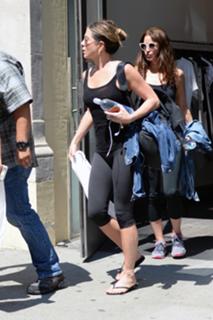 Jennifer Aniston feet photo thumbnail