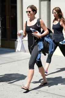 Jennifer Aniston feet photo thumbnail