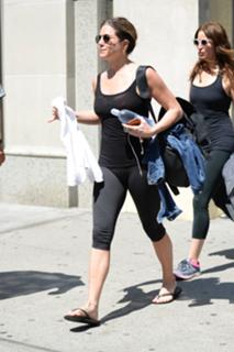 Jennifer Aniston feet photo thumbnail