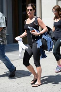Jennifer Aniston feet photo thumbnail